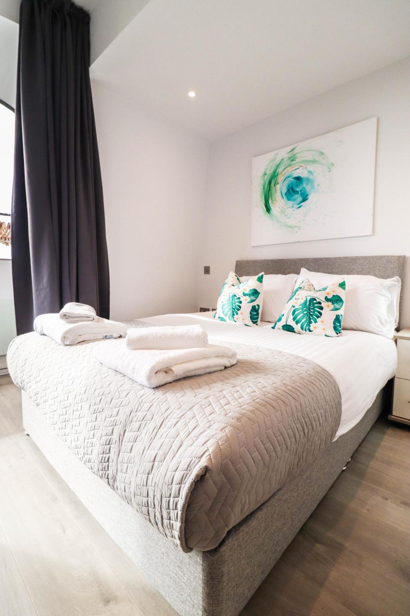 Apartamento Brand New With Free Parking And Wifi! Staines-upon-Thames